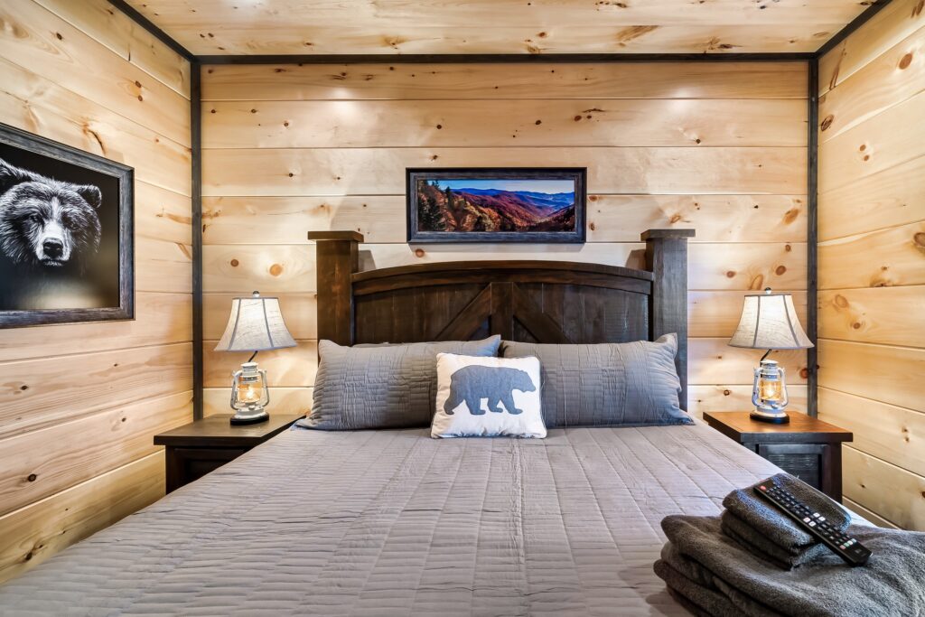 gatlinburg-cabin-tree-top-memories-bedroom