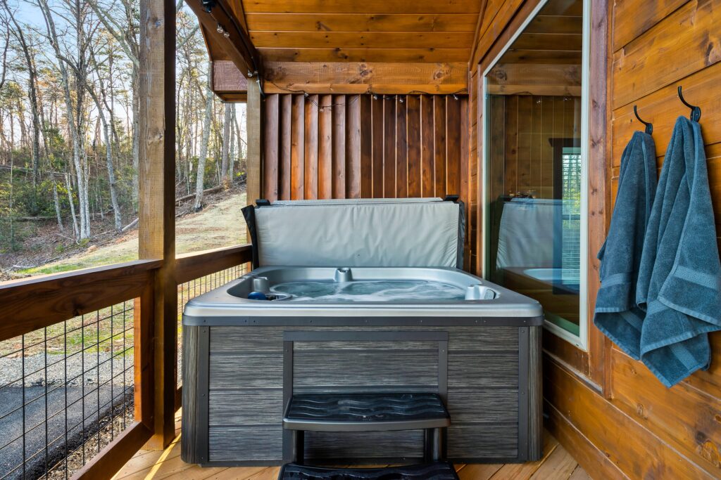 gatlinburg-cabin-tree-top-memories-hot-tub-view