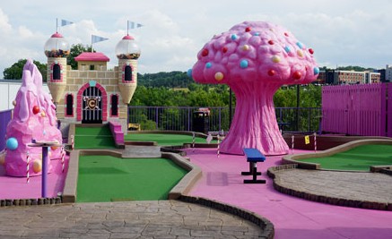 mini-golf-pigeon-forge-smoky-mountains-family-fun