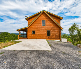 Bear Ridge Escape exterior with driveway and parking area