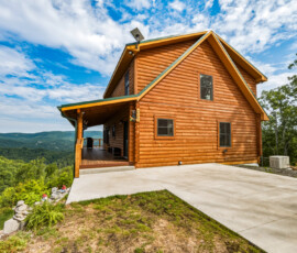 Exterior of Bear Ridge Escape surrounded by mountain scenery